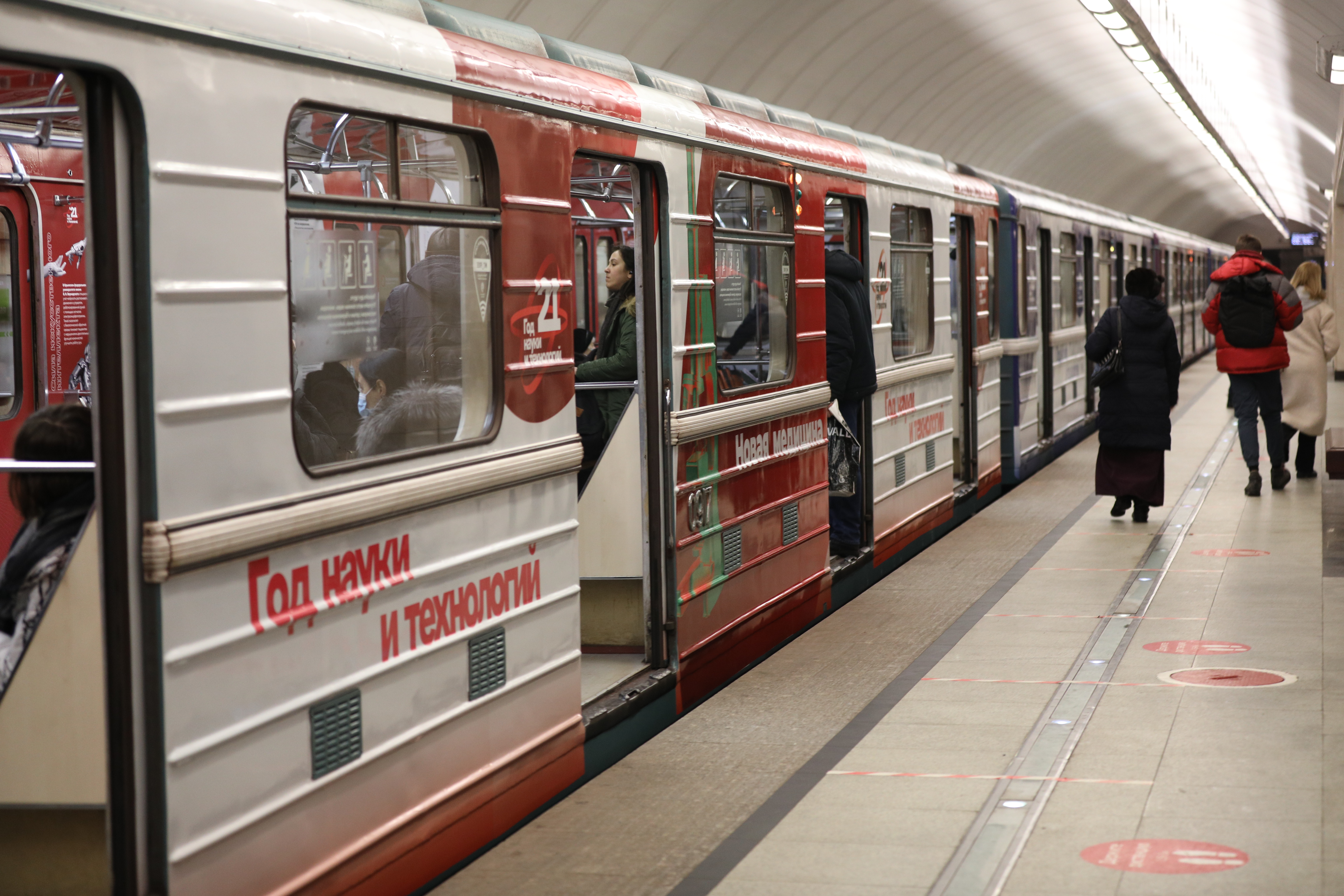 В Московском метрополитене запустили тематический поезд года науки и техники