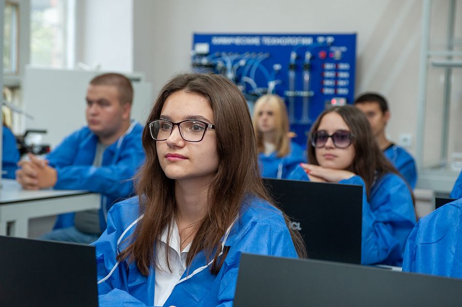 Валерий Фальков поздравил с началом учебного года студентов и преподавателей самого крупного вуза в Луганской Народной Республике