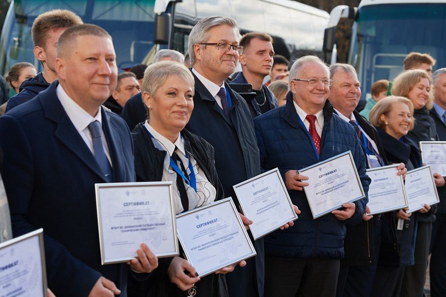 11 университетов ЛНР, ДНР, Запорожской и Херсонской областей получили автобусы для перевозки студентов 